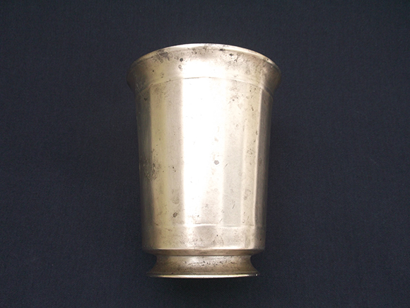 ½ inch groove between the base and bottom of the glass.