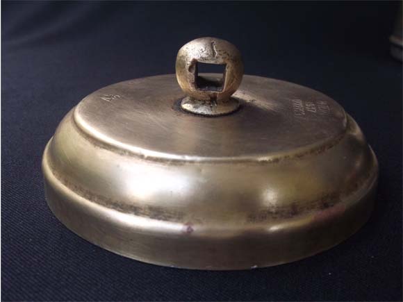 Top lid showing knob and the hole