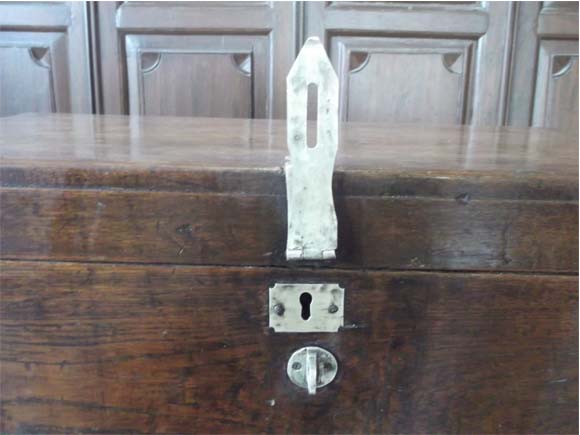 Box showing key hole of the inbuilt lock, latch and ring for pad lock