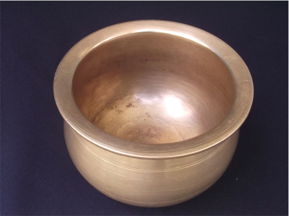 Andhra antique Brass curry pot size.Height 5.5 inches ,width at the moth 7.5 inches -top view