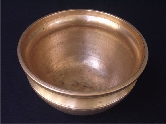 Tamil Nadu Antique bronze curry pots size Height 4.5 inches ,width at the mouth 7.0 inches -top view