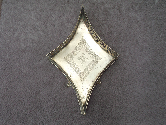 Antique Brass Flower Basket with Curved Diamond Shape – Top View.