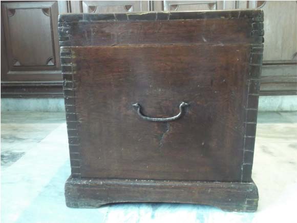 Side view of the box showing the joints of two sides, iron handle