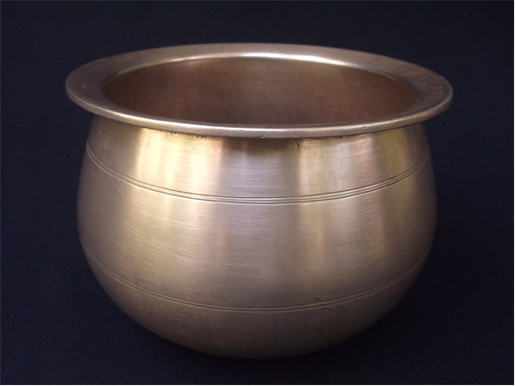 Andhra antique Brass curry pot size. Height 5.5 inches ,width at the moth 7.5 inches -front view